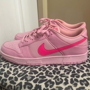 Women’s triple pink Nike dunk size 10